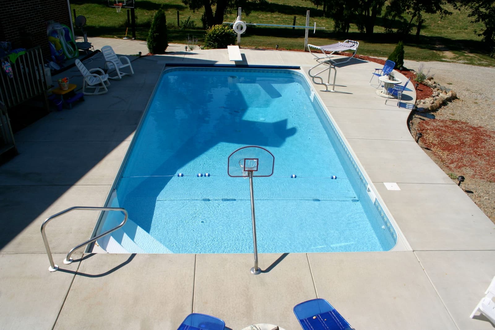 Rectangular vinyl liner pool with corner steps