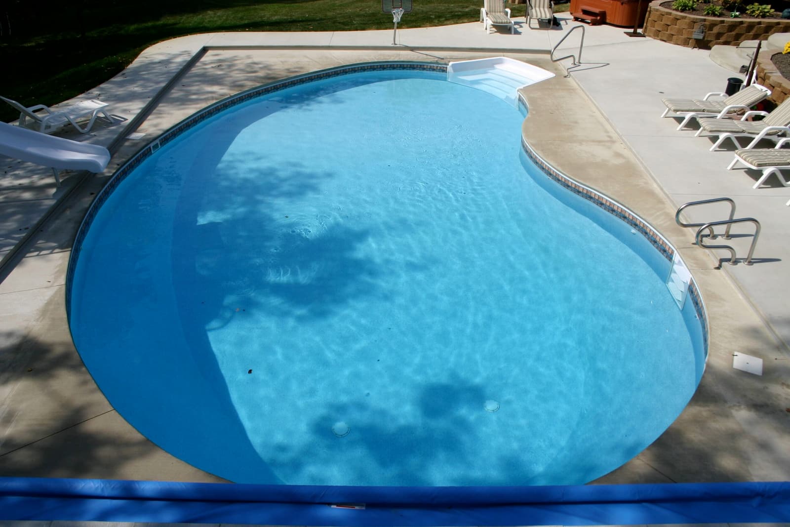 Fiberglass pool with curved shape and integrated entry steps